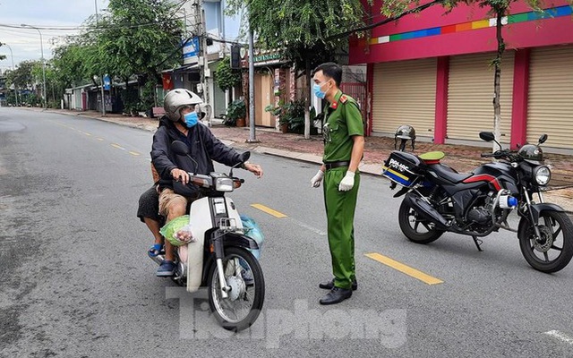 Cận cảnh Bình Dương kiểm soát nghiêm người ra đường trong ngày đầu cách ly xã hội