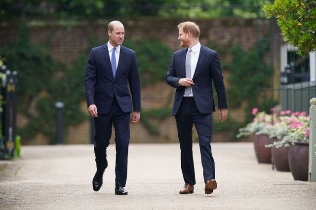 Khoảnh khắc đặc biệt giữa Hoàng tử William và Harry gây sốt MXH, dù thế nào họ vẫn là anh em một nhà - Ảnh 1.