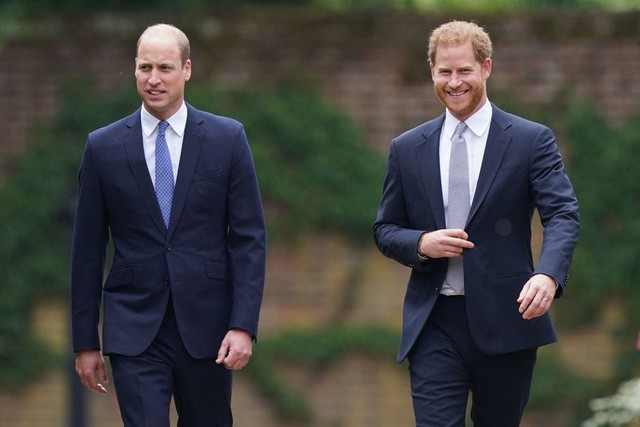 Khoảnh khắc đặc biệt giữa Hoàng tử William và Harry gây sốt MXH, dù thế nào họ vẫn là anh em một nhà - Ảnh 2.