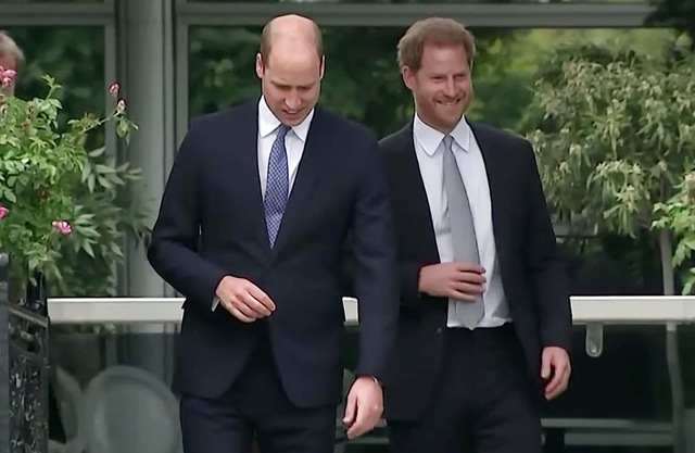 Khoảnh khắc đặc biệt giữa Hoàng tử William và Harry gây sốt MXH, dù thế nào họ vẫn là anh em một nhà - Ảnh 4.