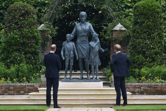 Khoảnh khắc đặc biệt giữa Hoàng tử William và Harry gây sốt MXH, dù thế nào họ vẫn là anh em một nhà - Ảnh 6.