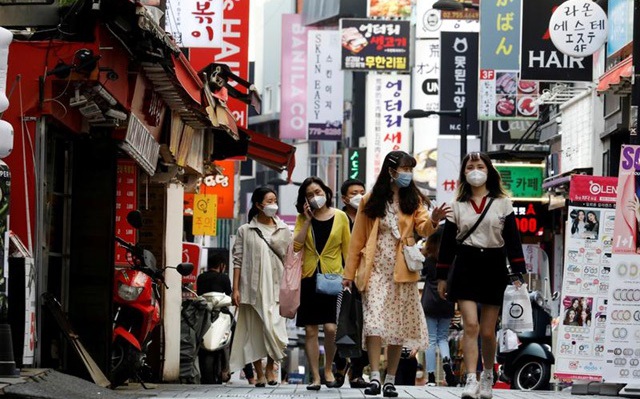 Người dân đeo khẩu trang tại quận mua sắm Myeongdong, Seoul, Hàn Quốc, hôm 28/5. Ảnh: Reuters.