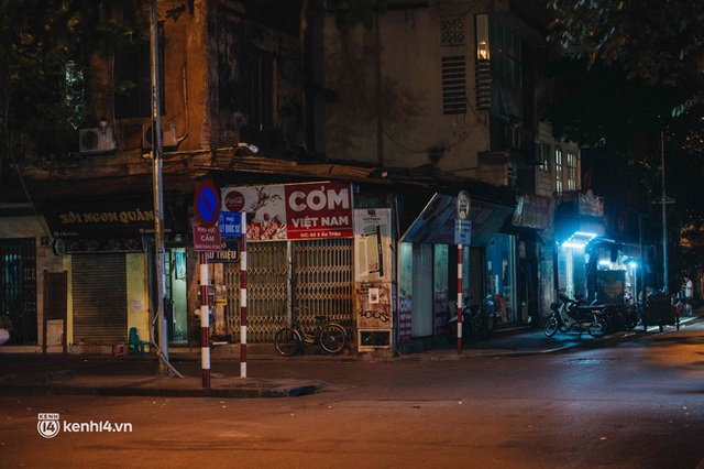 Buổi tối Hà Nội vắng hơn cả Tết: Phố xá nơi đâu cũng thinh lặng, người dân ở nhà đóng cửa chống dịch - Ảnh 4.