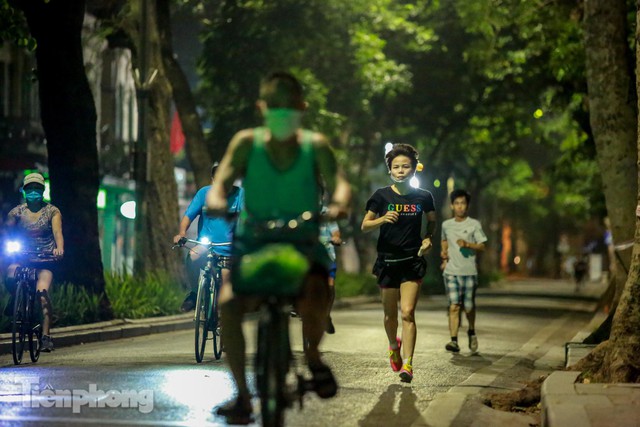 Né lực lượng chức năng, người dân Thủ đô rủ nhau tập thể dục lúc 3 giờ sáng - Ảnh 5.