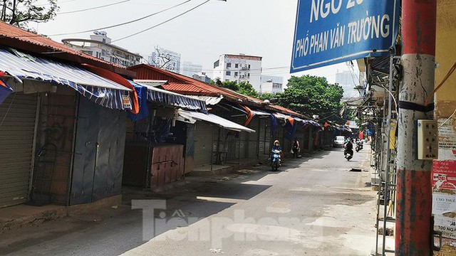  Thiên đường mua sắm của sinh viên Hà Nội cửa đóng then cài giữa đại dịch COVID-19  - Ảnh 6.