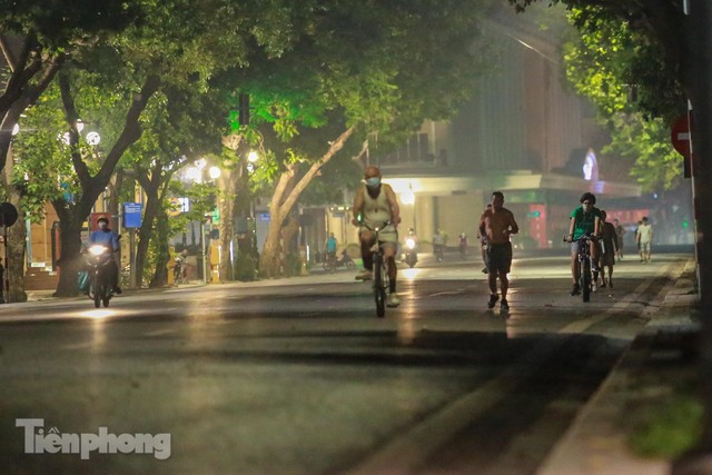 Né lực lượng chức năng, người dân Thủ đô rủ nhau tập thể dục lúc 3 giờ sáng - Ảnh 7.