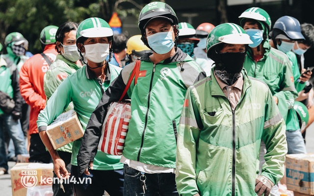 Đội quân shipper “đổ bộ” đến những bệnh viện dã chiến để giao hàng hóa cho bệnh nhân Covid-19 ở Sài Gòn
