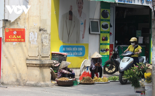 Chợ cóc, chợ tạm ở Hà Nội vẫn ngang nhiên tụ họp sau Công điện số 15 - Ảnh 1.
