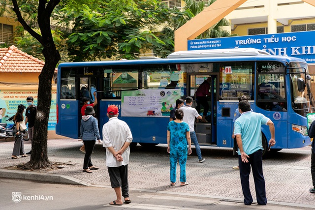 Ảnh, clip: Những chiếc xe buýt chở đầy rau củ với giá bình ổn cho người dân Sài Gòn những ngày giãn cách xã hội - Ảnh 3.