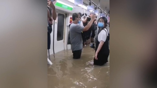 Vụ tàu cao tốc đang chở khách dừng đột ngột, chìm trong nước lũ ở TQ: Hành khách tuyệt vọng gọi cho người thân để từ biệt - Ảnh 2.