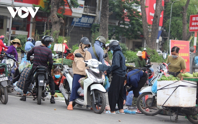 Chợ cóc, chợ tạm ở Hà Nội vẫn ngang nhiên tụ họp sau Công điện số 15 - Ảnh 11.