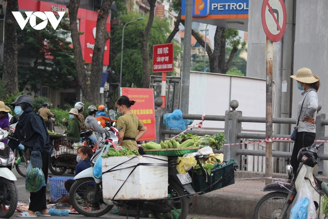 Chợ cóc, chợ tạm ở Hà Nội vẫn ngang nhiên tụ họp sau Công điện số 15 - Ảnh 12.