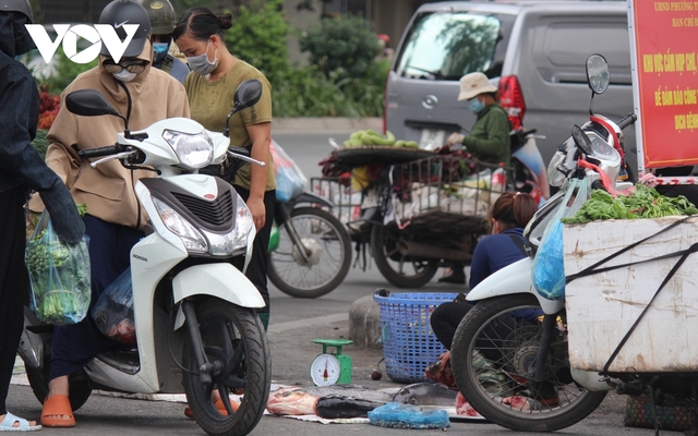 Chợ cóc, chợ tạm ở Hà Nội vẫn ngang nhiên tụ họp sau Công điện số 15 - Ảnh 13.