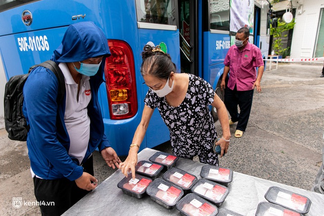 Ảnh, clip: Những chiếc xe buýt chở đầy rau củ với giá bình ổn cho người dân Sài Gòn những ngày giãn cách xã hội - Ảnh 15.