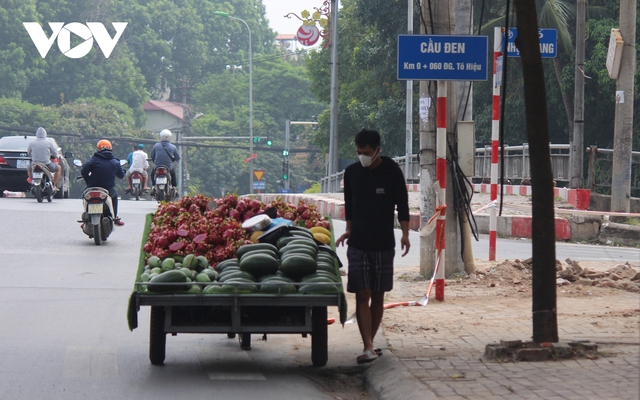 Chợ cóc, chợ tạm ở Hà Nội vẫn ngang nhiên tụ họp sau Công điện số 15 - Ảnh 15.