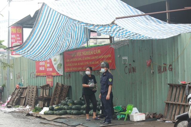 Chợ cóc, chợ tạm ở Hà Nội vẫn ngang nhiên tụ họp sau Công điện số 15 - Ảnh 3.