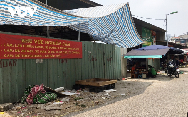 Chợ cóc, chợ tạm ở Hà Nội vẫn ngang nhiên tụ họp sau Công điện số 15 - Ảnh 4.