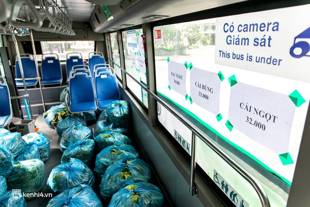 Ảnh, clip: Những chiếc xe buýt chở đầy rau củ với giá bình ổn cho người dân Sài Gòn những ngày giãn cách xã hội - Ảnh 5.