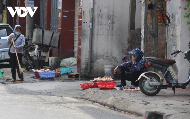 Chợ cóc, chợ tạm ở Hà Nội vẫn ngang nhiên tụ họp sau Công điện số 15 - Ảnh 5.