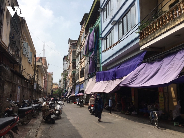 Chợ cóc, chợ tạm ở Hà Nội vẫn ngang nhiên tụ họp sau Công điện số 15 - Ảnh 6.