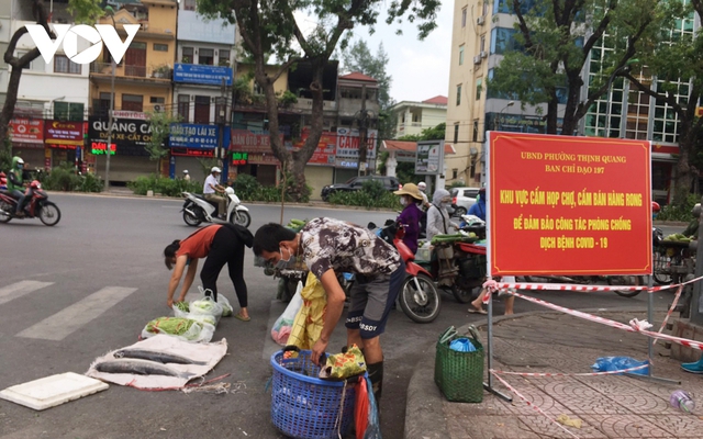 Chợ cóc, chợ tạm ở Hà Nội vẫn ngang nhiên tụ họp sau Công điện số 15 - Ảnh 8.
