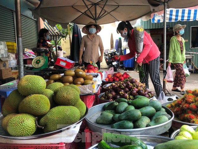 Chợ dân sinh tại TP HCM vắng khách, nhiều mặt hàng giá cao - Ảnh 8.