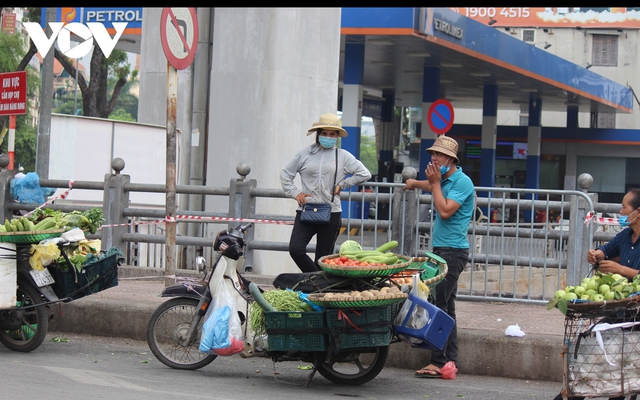 Chợ cóc, chợ tạm ở Hà Nội vẫn ngang nhiên tụ họp sau Công điện số 15 - Ảnh 9.
