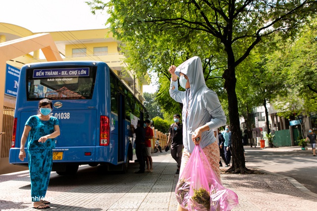 Ảnh, clip: Những chiếc xe buýt chở đầy rau củ với giá bình ổn cho người dân Sài Gòn những ngày giãn cách xã hội - Ảnh 10.