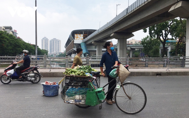 Chợ cóc, chợ tạm ở Hà Nội vẫn ngang nhiên tụ họp sau Công điện số 15 - Ảnh 10.