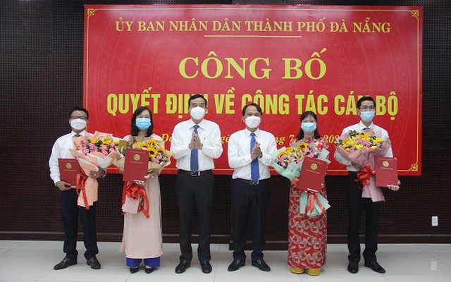 Chủ tịch UBND TP. Đà Nẵng Lê Trung Chinh chúc mừng các cán bộ được bổ nhiệm. (Ảnh: THỦY THANH - Cổng TTĐT Đà Nẵng)