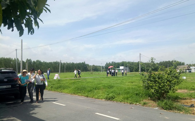 Nhà đầu tư BĐS "tay ngang" cay đắng thổ lộ: "Đầu tư nền đất hơn 1,1 tỉ đồng, sau 2 năm giảm vài trăm triệu không ai mua, tôi ngập trong nợ nần"