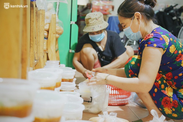 Mẹ khiếm thị, con trai nấu cơm rồi đi khắp Sài Gòn để tặng người khuyết tật: Mẹ có anh đi còn té ngã, cô chú ngoài kia chẳng biết sống sao - Ảnh 2.