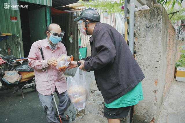 Mẹ khiếm thị, con trai nấu cơm rồi đi khắp Sài Gòn để tặng người khuyết tật: Mẹ có anh đi còn té ngã, cô chú ngoài kia chẳng biết sống sao - Ảnh 12.