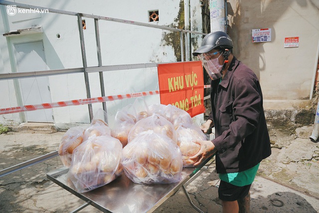 Mẹ khiếm thị, con trai nấu cơm rồi đi khắp Sài Gòn để tặng người khuyết tật: Mẹ có anh đi còn té ngã, cô chú ngoài kia chẳng biết sống sao - Ảnh 14.