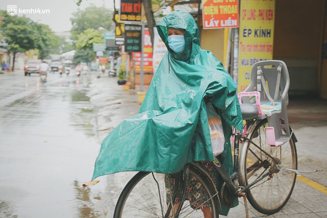 Mẹ khiếm thị, con trai nấu cơm rồi đi khắp Sài Gòn để tặng người khuyết tật: Mẹ có anh đi còn té ngã, cô chú ngoài kia chẳng biết sống sao - Ảnh 18.