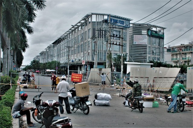 Cận cảnh chợ đầu mối lớn nhất Việt Nam trong những ngày phong tỏa chống COVID-19 - Ảnh 3.