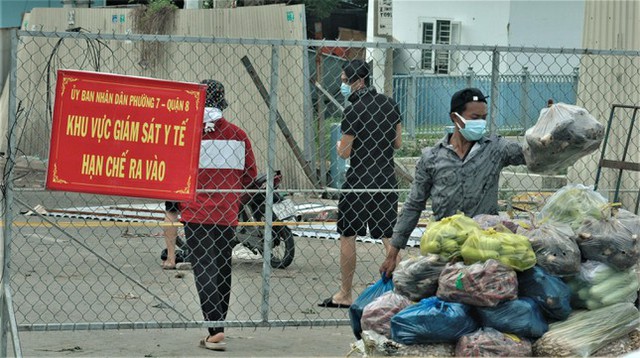 Cận cảnh chợ đầu mối lớn nhất Việt Nam trong những ngày phong tỏa chống COVID-19 - Ảnh 6.