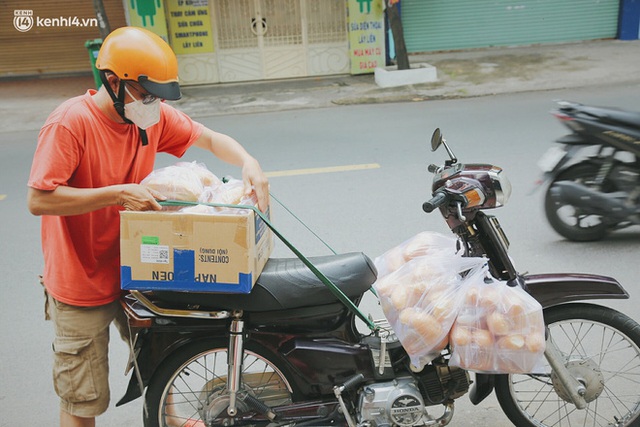 Mẹ khiếm thị, con trai nấu cơm rồi đi khắp Sài Gòn để tặng người khuyết tật: Mẹ có anh đi còn té ngã, cô chú ngoài kia chẳng biết sống sao - Ảnh 8.