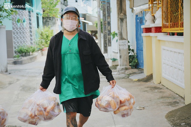 Mẹ khiếm thị, con trai nấu cơm rồi đi khắp Sài Gòn để tặng người khuyết tật: Mẹ có anh đi còn té ngã, cô chú ngoài kia chẳng biết sống sao - Ảnh 9.