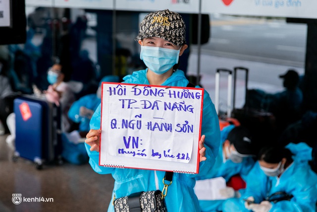 Ảnh: Hơn 600 người dân Đà Nẵng bị mắc kẹt tại TP.HCM được trở về quê hương trên chuyến bay 0 đồng - Ảnh 9.