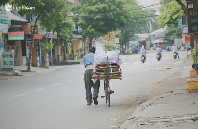 Mẹ khiếm thị, con trai nấu cơm rồi đi khắp Sài Gòn để tặng người khuyết tật: Mẹ có anh đi còn té ngã, cô chú ngoài kia chẳng biết sống sao - Ảnh 10.