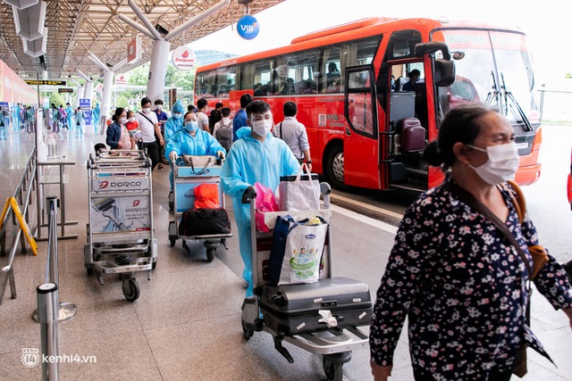Ảnh: Hơn 600 người dân Đà Nẵng bị mắc kẹt tại TP.HCM được trở về quê hương trên chuyến bay 0 đồng - Ảnh 10.