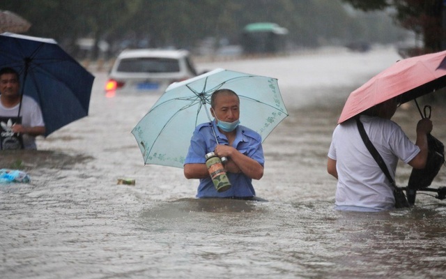 Mưa lớn gây ra lũ lụt kỉ lục ở thành phố Trịnh Châu, tỉnh Hà Nam. Ảnh: Reuters