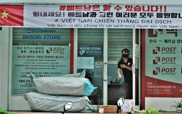 Một cửa hàng Hàn Quốc với khẩu hiểu: "Việt Nam chiến thắng đại dịch". Tất cả hàng hóa gửi tới đều được xịt khuẩn.