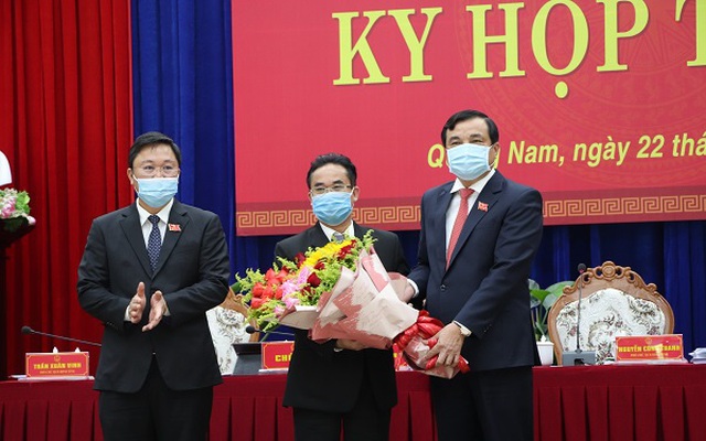 Ông Trần Anh Tuấn (ở giữa) được bầu làm Phó Chủ tịch UBND tỉnh Quảng Nam.( Ảnh Thùy Dung - Cổng TTĐT Quảng Nam)