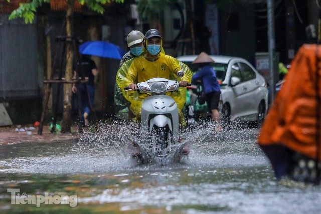 Nước tràn vào nhà, phố biến thành sông sau mưa lớn ở Hà Nội - Ảnh 12.