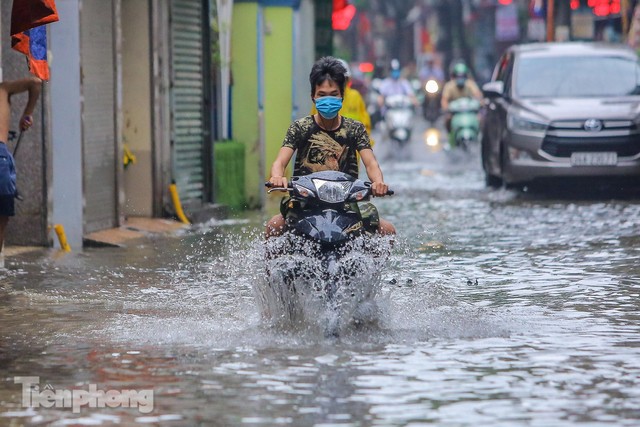 Nước tràn vào nhà, phố biến thành sông sau mưa lớn ở Hà Nội - Ảnh 3.