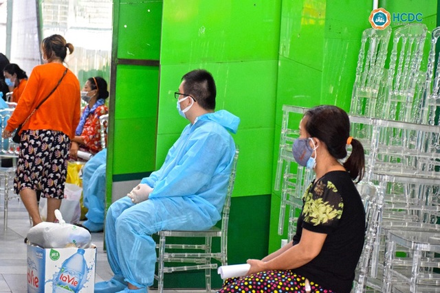 Bệnh viện dã chiến ở Thuận Kiều Plaza chính thức tiếp nhận, điều trị bệnh nhân Covid-19 - Ảnh 5.