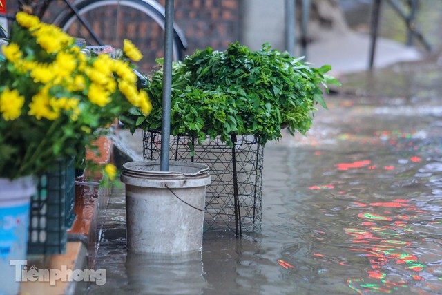 Nước tràn vào nhà, phố biến thành sông sau mưa lớn ở Hà Nội - Ảnh 7.