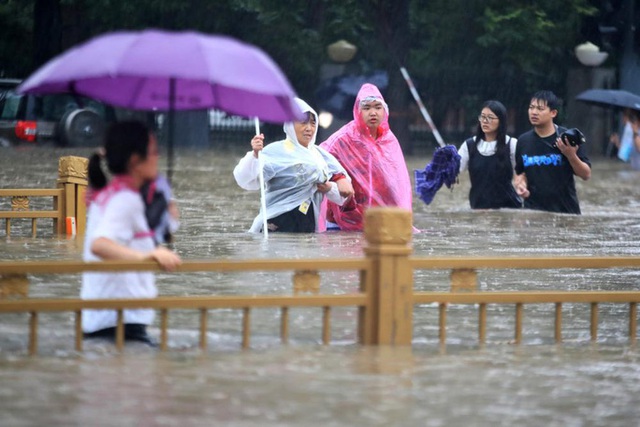 Những hình ảnh đáng quên sau lũ lụt kinh khủng ở Trung Quốc - Ảnh 8.